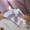 Doudou Et Compagnie - Boh'Aime - Doudou Plat Pétale Lapin Bleu Rose Blanc 27 Cm 2 Doudou Et Compagnie - Boh'Aime - Doudou Plat Pétale Lapin Bleu Rose Blanc 27 Cm -Jouets En Peluche Boutique bohaime2020plat20petale20lapin20bleu20rose20blanc202720cm