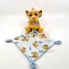Disney - Simba Le Lion - Peluche Avec Doudou Jaune Bleu Blanc 25 Cm -Jouets En Peluche Boutique simba20lion2020peluche20avec20jaune20bleu20blanc202520cm