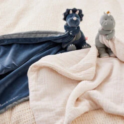 Noukie's - Tiga Stegi Et Ops - Doudou Couverture Dinosaure Triceratops Bleu 50 X 50 Cm -Jouets En Peluche Boutique tiga20stegi20et20ops2020couverture20dinosaure20triceratops20bleu205020x205020cm 4